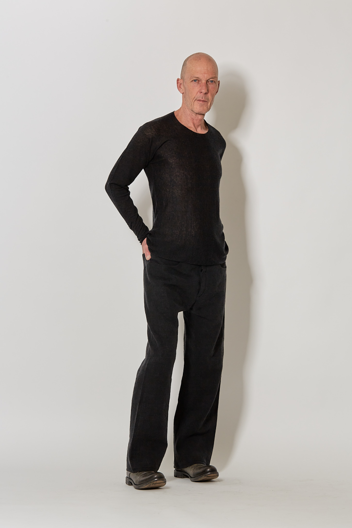 Crew Neck Arched Sweater - Black