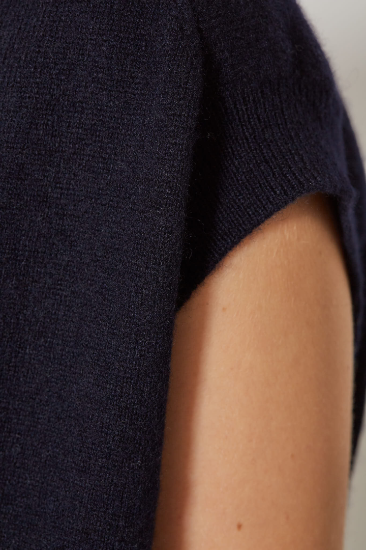 Sleeveless Pullover High Neck - Midnight