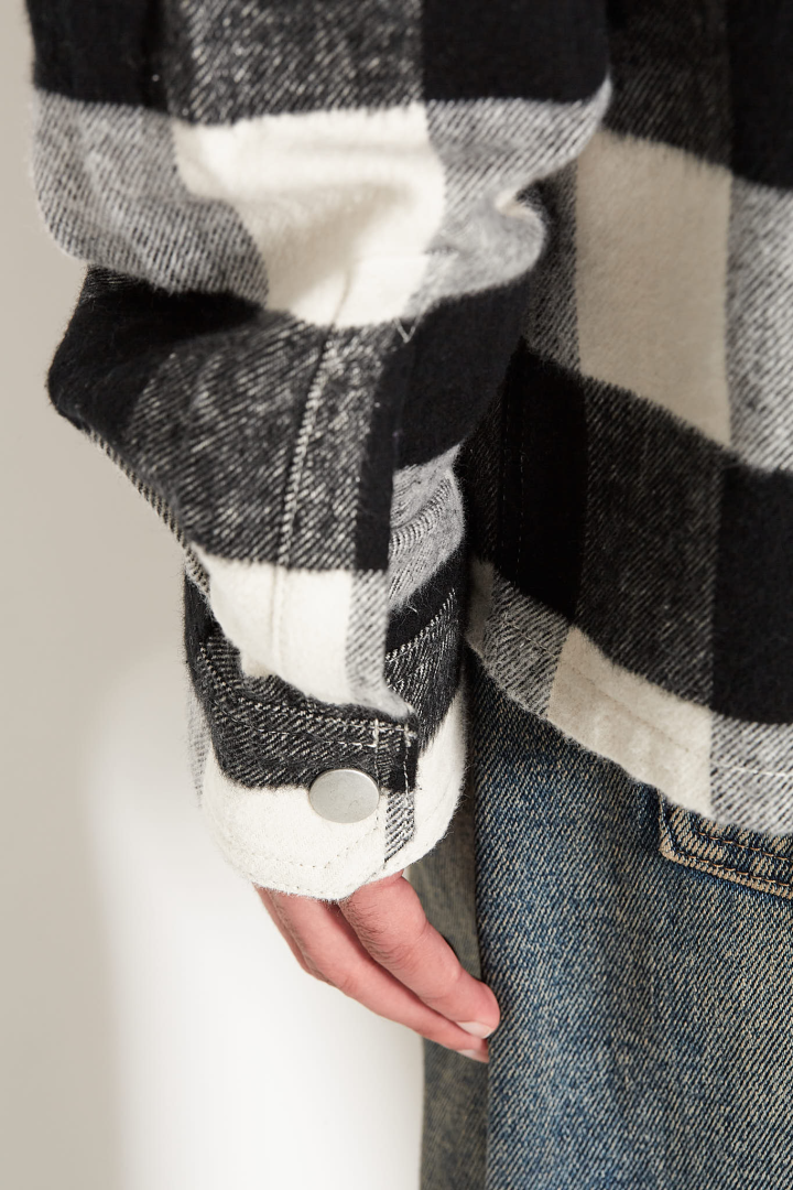 Cropped Outershirt - Black Plaid